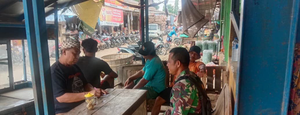 Sertu Tarjani Anggota Koramil 1604/Jatibarang Komsos Bersama Pedagang Pasar Desa Bulak