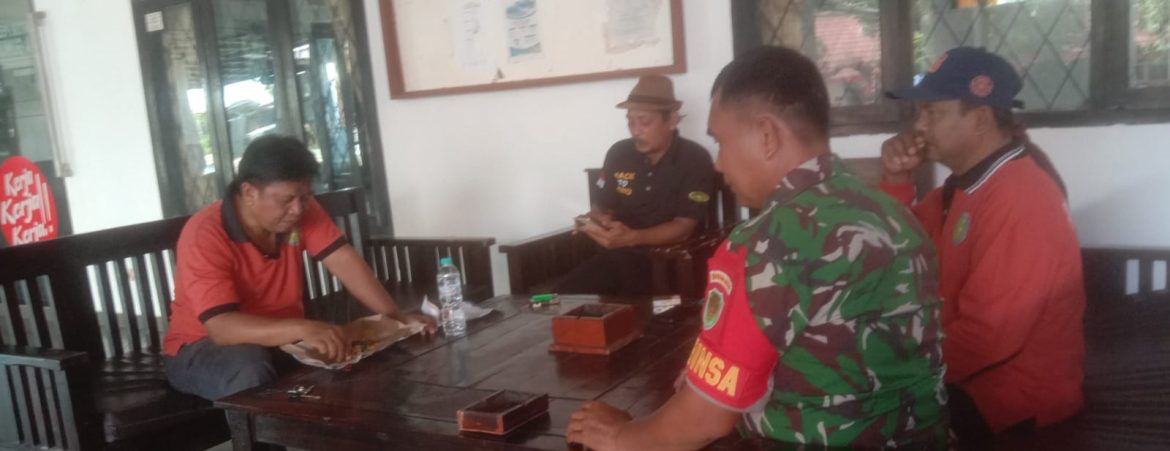 Babinsa Koramil 1605/Sukagumiwang Laksanakan Komsos Bersama Pamong Desa Gunungsari
