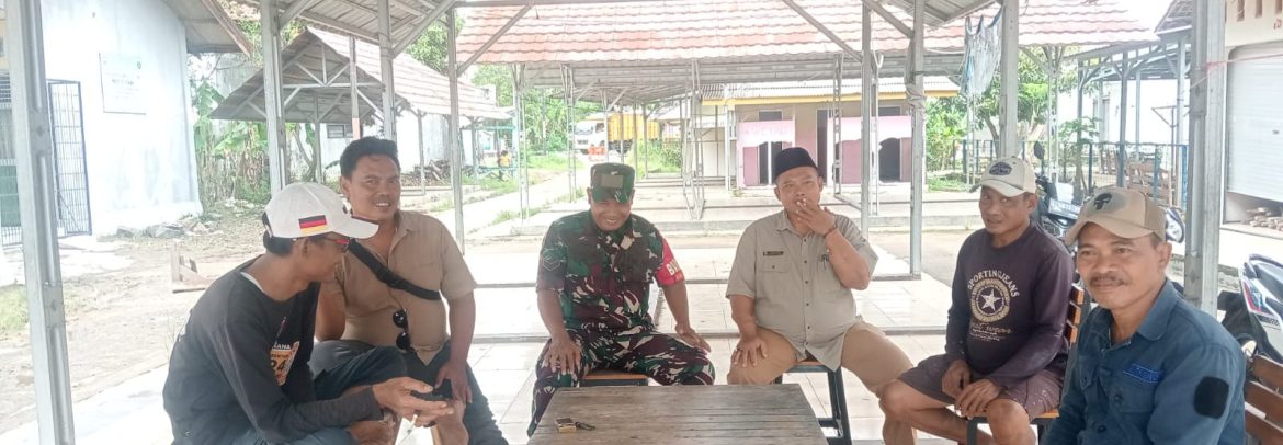 Anggota Koramil 1608/Karangampel Laksanakan Komsos Bersama Kuwu dan Warga Desa Jayalaksana