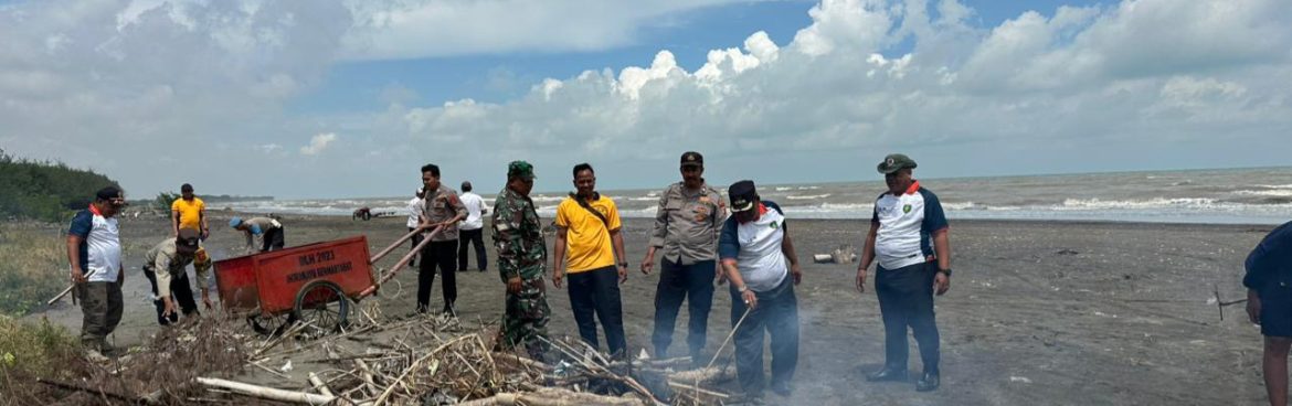 Tingkatkan Tata Kelola Kebersihan Pantai, Personil Koramil 1602 Sindang Bersama Forkooimcam Pasekan Menggelar Korve 