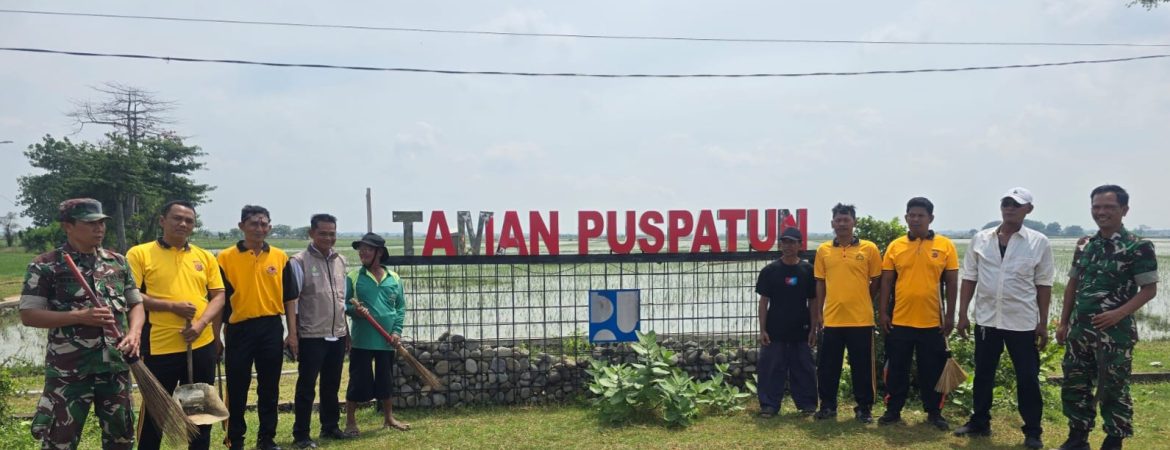 Personel Koramil 1602/Sindang Laksanakan Kegiatan Bersih-Bersih Area Publik Taman Puspatun Bersama TNI-Polri dan Pemdes Cantigi Kulon