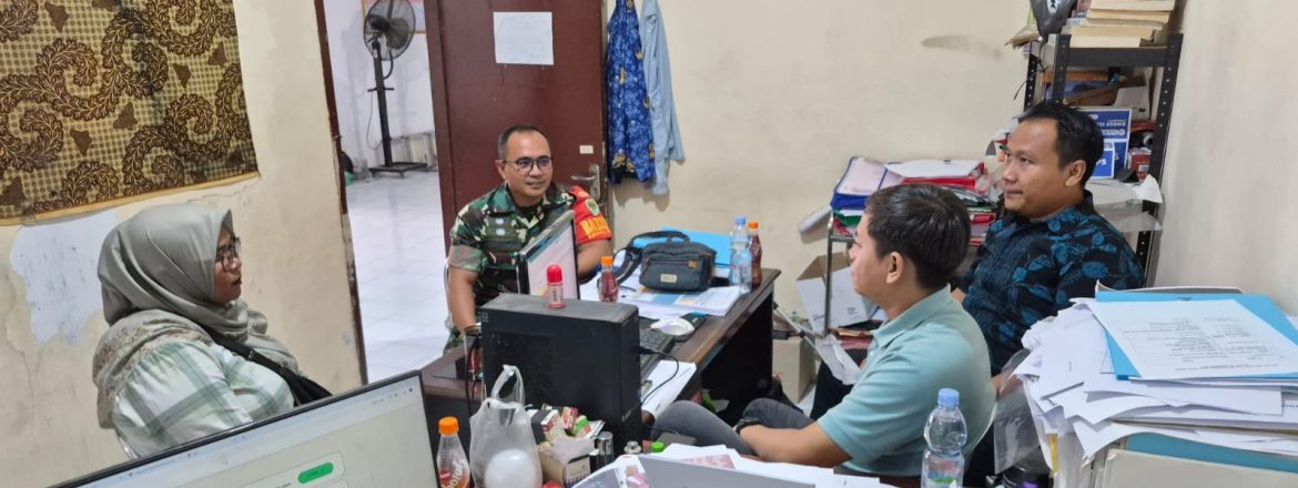 Babinsa Koramil 1601/Indramayu Komsos Bersama Pamong Desa dan Warga Tegalurung