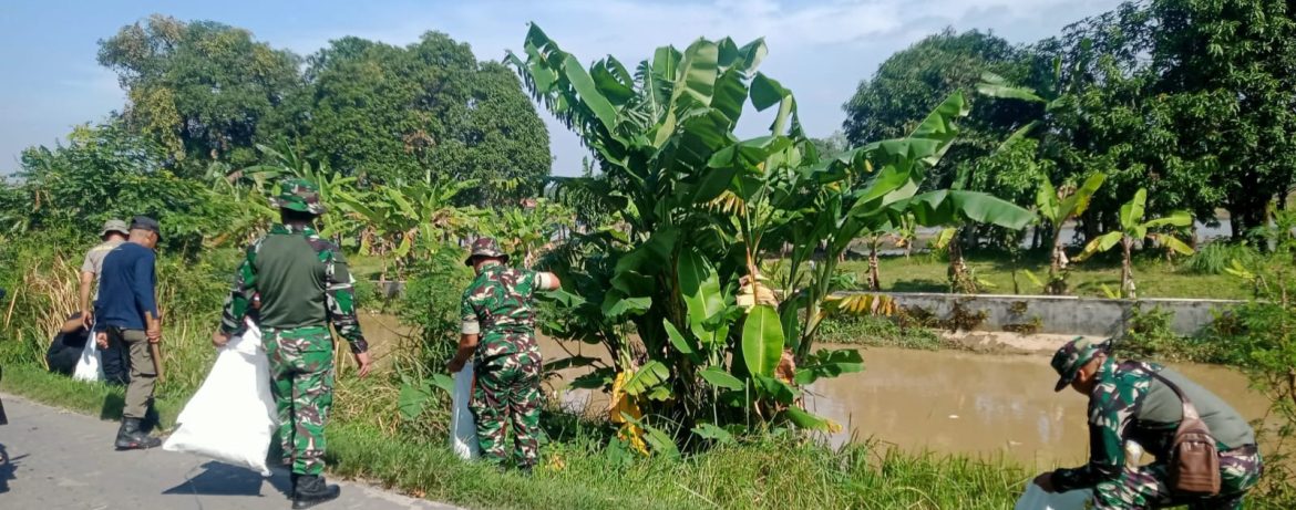 Danramil 1605/Sukagumiwang Laksanakan Karya Bakti Muspika Kecamatan Kertasemaya Bersama TNI-Polri di Desa Tulungagung
