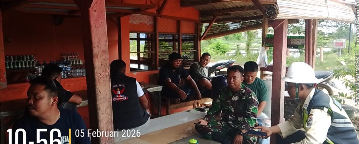 Komsos Babinsa Koramil 1611/Losarang Bersama Masyarakat Desa Losarang