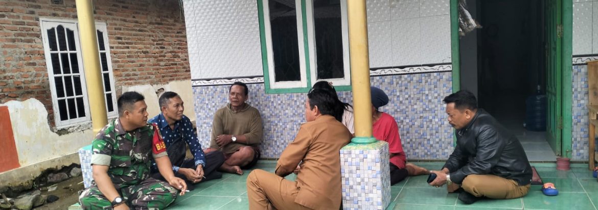 Komsos Anggota Koramil 1601/Indramayu Bersama Kuwu Desa Majakerta, Perkuat Silaturahmi dan Kewaspadaan Cuaca