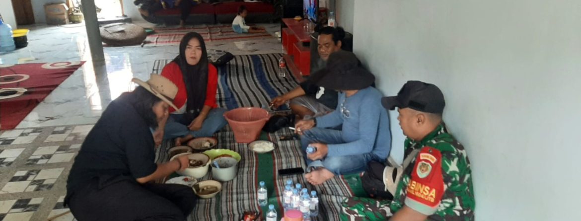 Anggota Koramil 1604/Jatibarang Komsos Bersama Masyarakat Desa Krasak Kecamatan Jatibarang 
