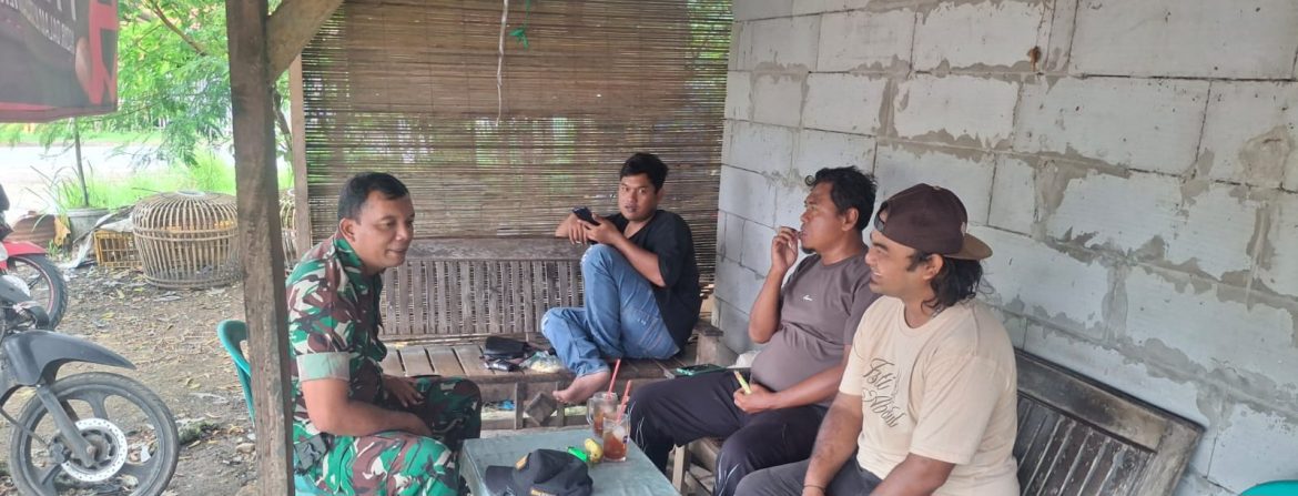 Anggota Koramil 1608/Karangampel Laksanakan Komsos Bersama Warga Desa Pringgacala
