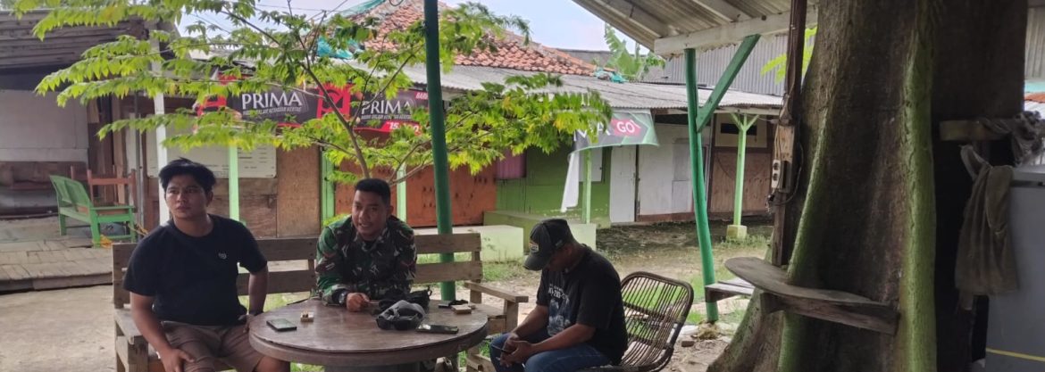 Babinsa Koramil 1608/Karangampel Laksanakan Komsos Bersama Warga Desa Kedokanbunder