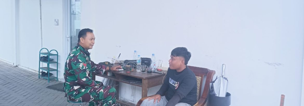 Babinsa Koramil 1611/Losarang Laksanakan Komsos Bersama Pemuda Desa Jangga