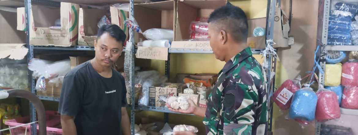 Anggota Koramil 1603/Lohbener Laksanakan Pemantauan Harga Kebutuhan Pokok di Desa Lohbener