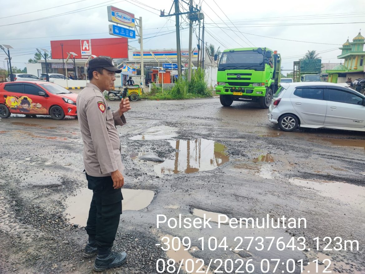 Polsek Pemulutan Polres Ogan Ilir Laksanakan Patroli Cegah Laka Lantas di Jalan Berlubang