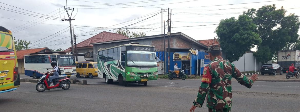 Personel Koramil 1605/Sukagumiwang Bantu Menyeberangkan Anak Sekolah di Jl. Raya By Pass Cadangpinggan
