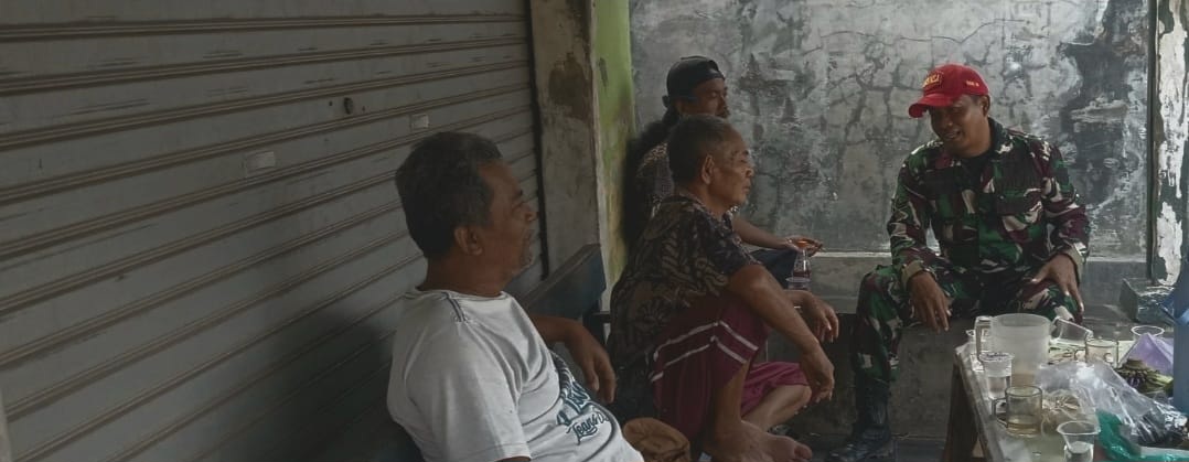 Babinsa Koramil 1608/Karangampel Laksanakan Komsos Bersama Masyarakat Desa Dukuh Jeruk