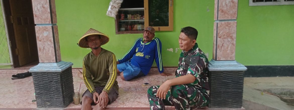 Komsos Babinsa Koramil 1605/Sukagumiwang Bersama Tokoh Masyarakat Desa Sukawera