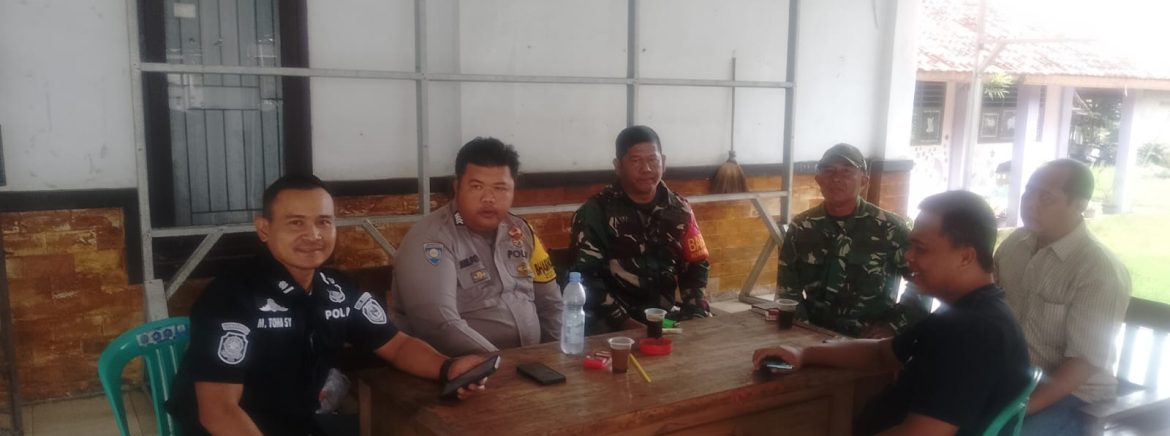 Komsos Babinsa Koramil 1611/Losarang Bersama Masyarakat Desa Puntang