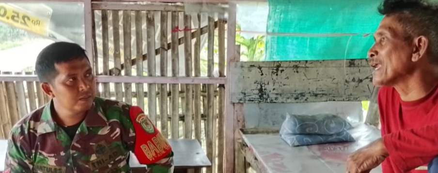 Komsos Anggota Koramil 1601/Indramayu di Wilayah Binaan Desa Rawadalem