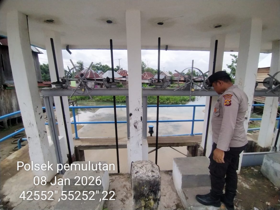 Polsek Pemulutan Lakukan Cek Arus dan Debit Air Sungai Antisipasi Banjir