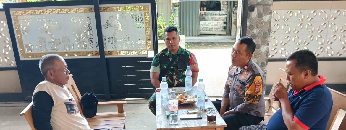 Komsos Anggota Koramil 1601/Indramayu di Wilayah Binaan Desa Balongan