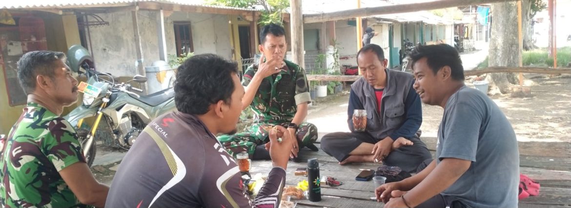 Anggota Koramil 1608/Karangampel Laksanakan Komsos Bersama Pamong Desa dan Masyarakat Desa Benda