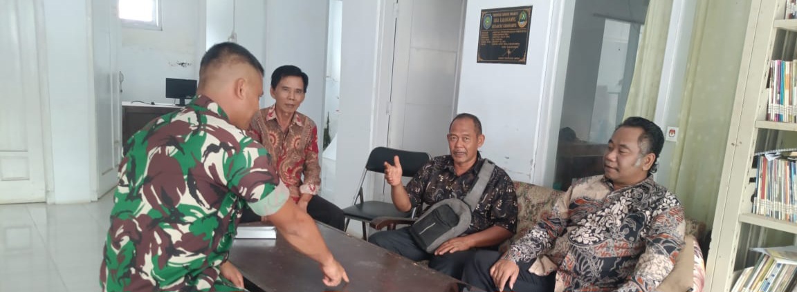 Babinsa Koramil 1608/Karangampel Komsos Bersama Pamong Desa Karangampel