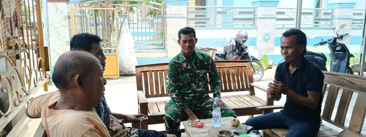 Anggota Koramil 1605/Sukagumiwang Komsos Bersama Masyarakat Desa Lemahayu