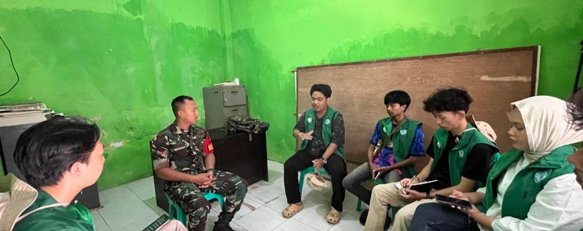 Komsos Anggota Koramil 1601/Indramayu di Desa Pekandangan, Ajak Warga Jaga Keamanan dan Kebersihan Lingkungan