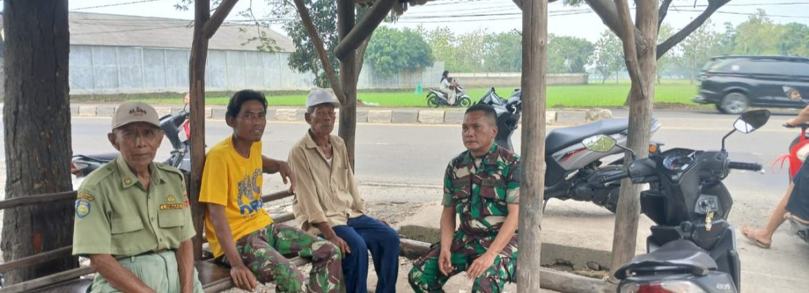 Babinsa Koramil 1605/Sukagumiwang Komsos Bersama Linmas Desa Tulungagung