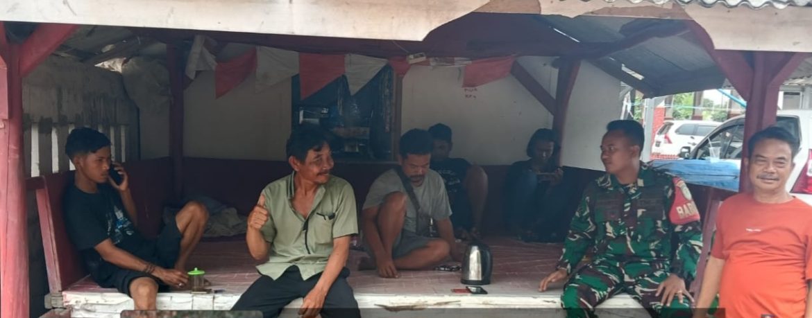 Anggota Koramil 1611/Losarang Komsos Bersama Masyarakat Desa Losarang