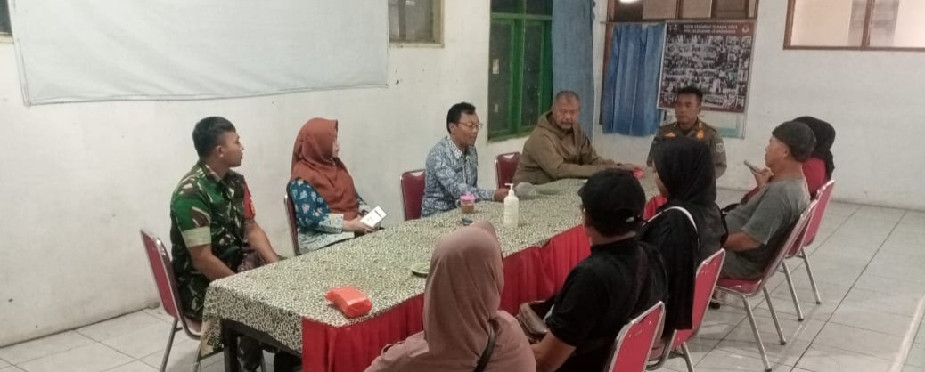 Komsos Anggota Koramil 1601/Indramayu di Wilayah Binaan Kelurahan Lemahabang