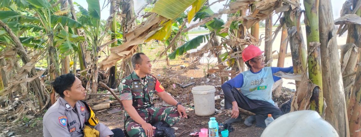 Komsos Anggota Koramil 1601/Indramayu Bersama Petani Desa Tegalurung