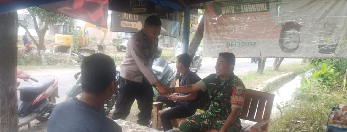 Babinsa Koramil 1608 Karangampel Bersama Bhabinkamtibmas Perkuat Sinergi dan Keamanan di Desa Kedokanbunder