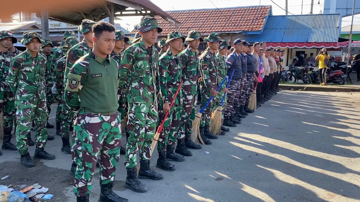 TANGGAPI INSTRUKSI PRESIDEN, YONIF TP 804/DBAY TURUN TANGAN BERSIHKAN PASAR KALIBOBO