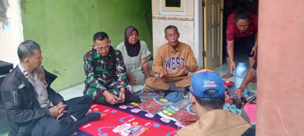 Sinergitas TNI–Polri, Koramil 1601/Indramayu Komsos Bersama Bhabinkamtibmas dan Warga Desa Plumbon