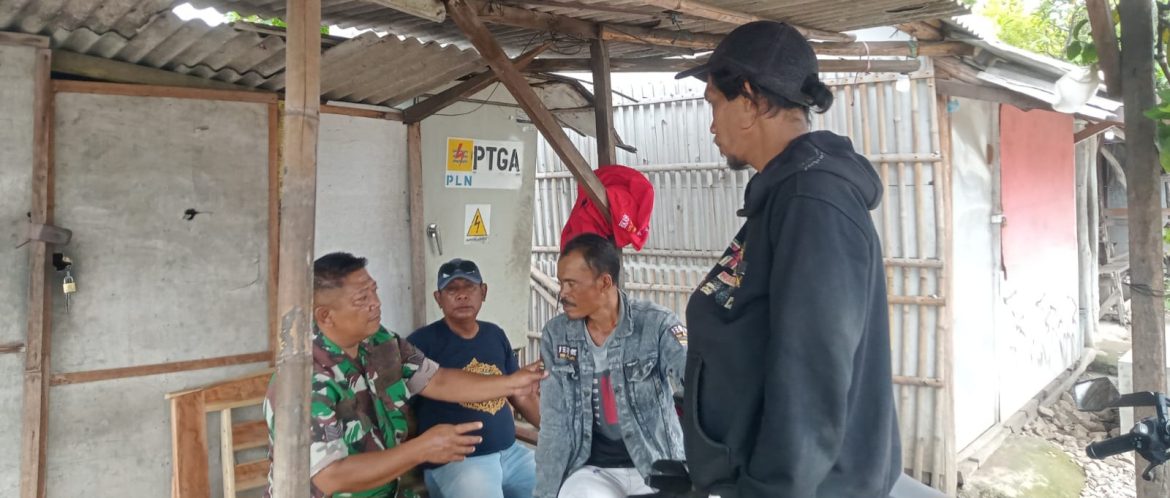 Perkuat Sinergi dan Ketahanan Pangan, Serka Amani Anggota Koramil 1611 Losarang Komsos Bersama Pamong Desa Cemara Kulon