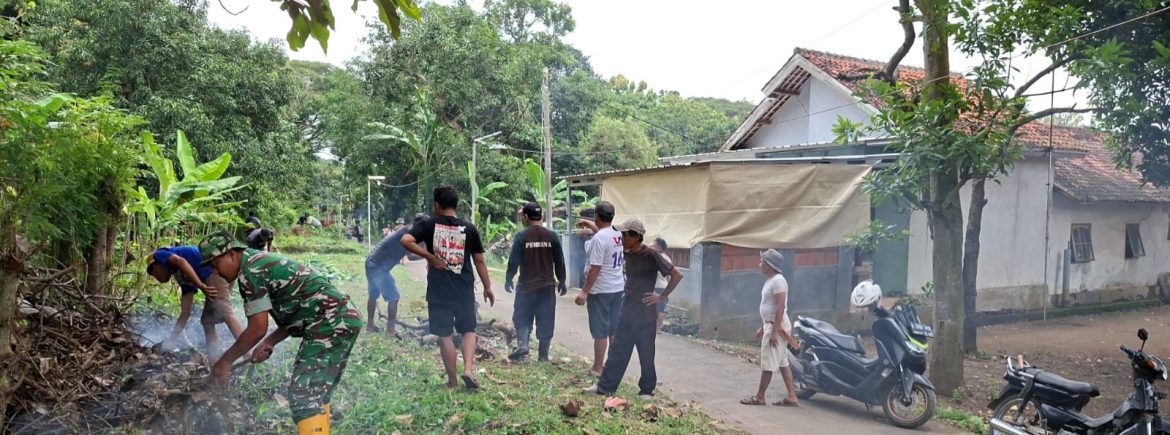 Personel Koramil 1605/Sukagumiwang Gelar Karya Bhakti Bersama Warga Desa Gedangan