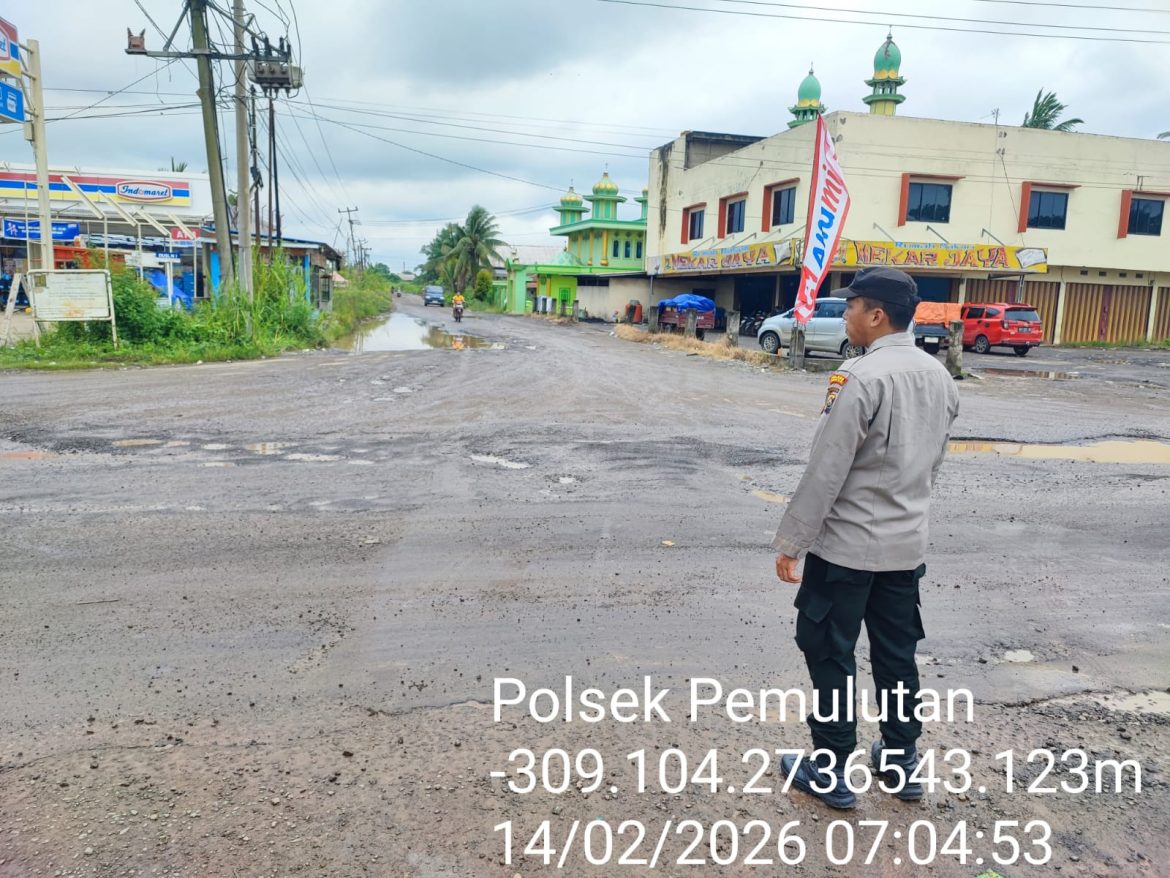 Polsek Pemulutan polres Ogan ilir Laksanakan Giat Strong Point, Antisipasi Kecelakaan dan Tindakan Pidana di Jalan Rusak