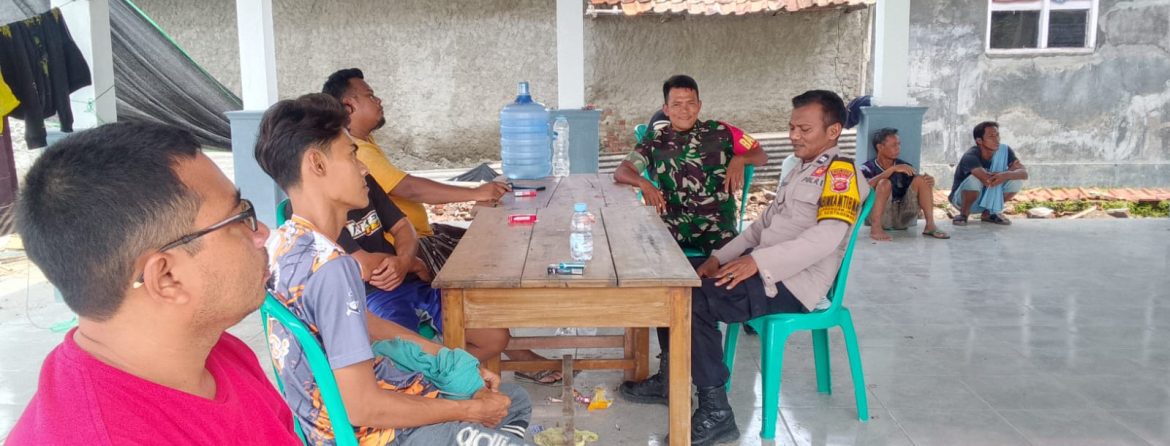 Pererat Sinergitas, Anggota Koramil 1605 Sukagumiwang Komsos Bersama Bhabinkamtibmas dan Warga Desa Tegal Wirangrong