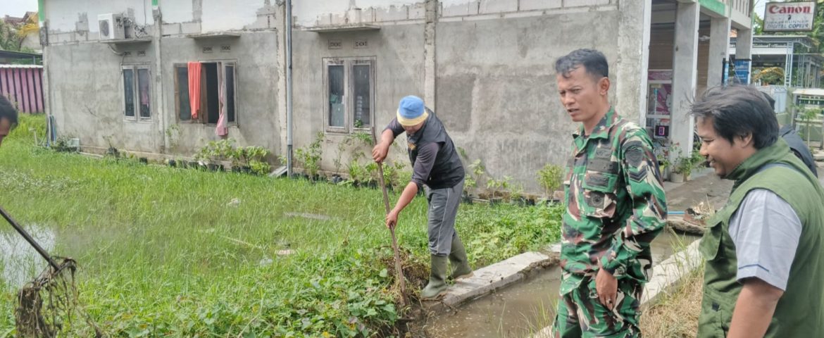 Personel Koramil 1608 Karangampel Laksanakan Karya Bakti Pembersihan Saluran Air di Desa Benda