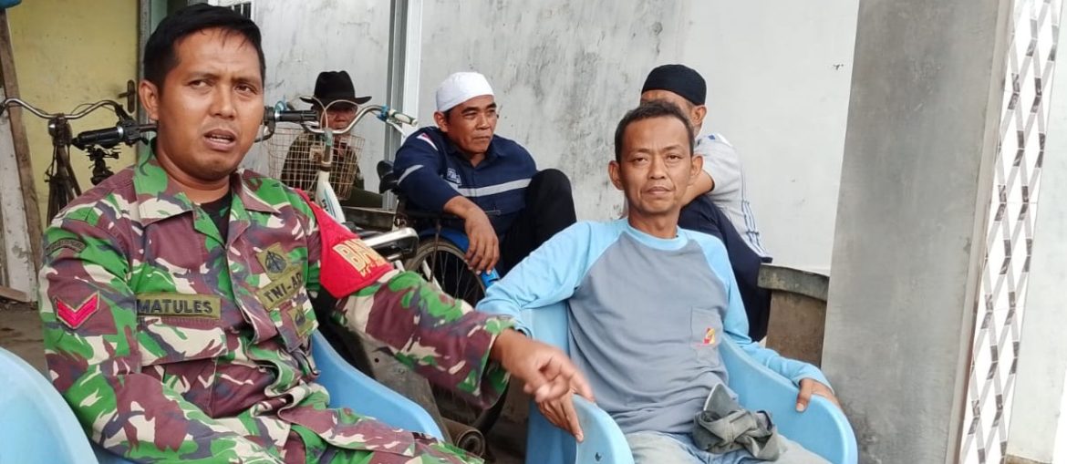 Komsos Anggota Koramil 1601 Indramayu di Desa Rawadalem, Pererat Silaturahmi dan Tingkatkan Kewaspadaan Warga