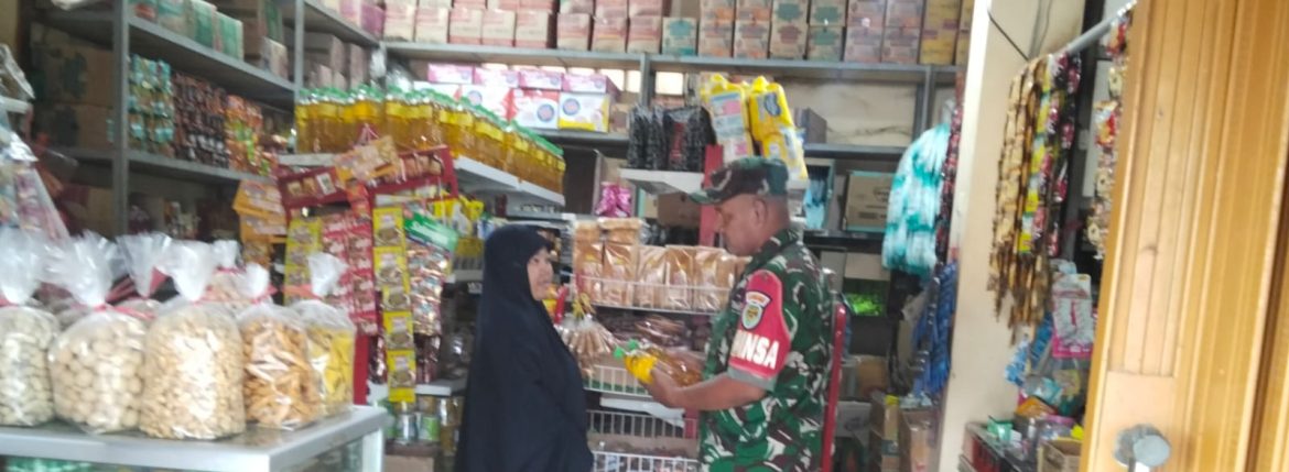 Anggota Koramil 1603/Lohbener Pantau Harga Sembako di Desa Legok