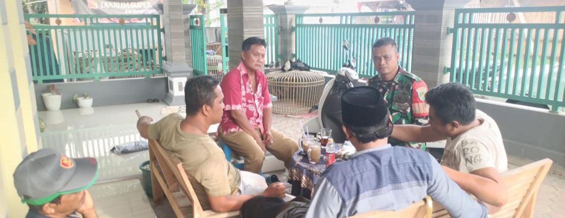 Anggota Koramil 1608 Karangampel Komsos Bersama Warga Desa Karangampel, Bahas Keamanan dan Kebersihan Lingkungan