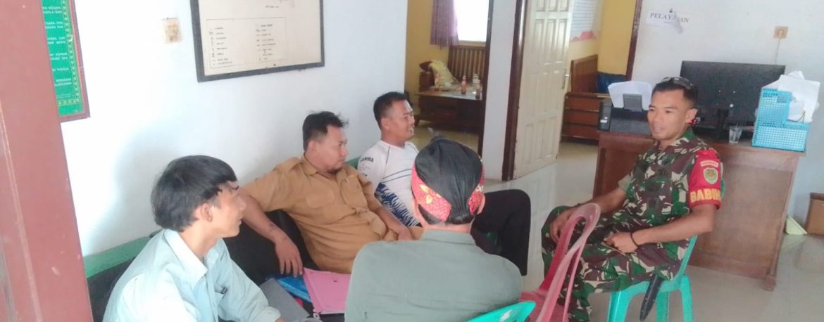 Komsos Babinsa Koramil 1605/Sukagumiwang Bersama Pamong dan Masyarakat Desa Cadangpinggan