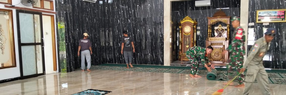 Personel Koramil 1603/Lohbener Laksanakan Karya Bakti Pembersihan Masjid Jami Nurul Hidayah Sambut Ramadhan 1447 H di Desa Legok