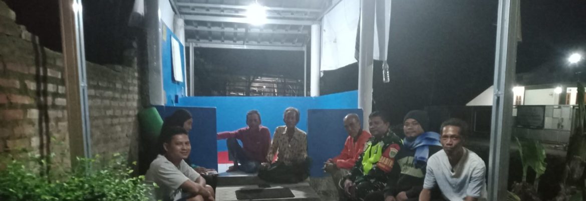 Komsos Anggota Koramil 1601/Indramayu di Kelurahan Bojong Sari, Ajak Warga Jaga Kamtibmas dan Kebersihan Lingkungan