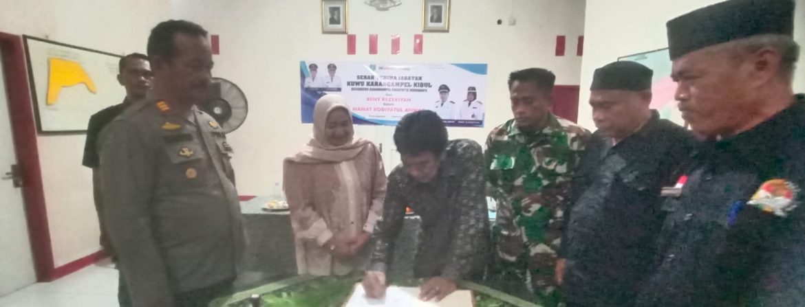 Koramil 1608 Karangampel Hadiri Sertijab Kuwu Desa Karangampel Kidul Masa Bakti 2026–2034