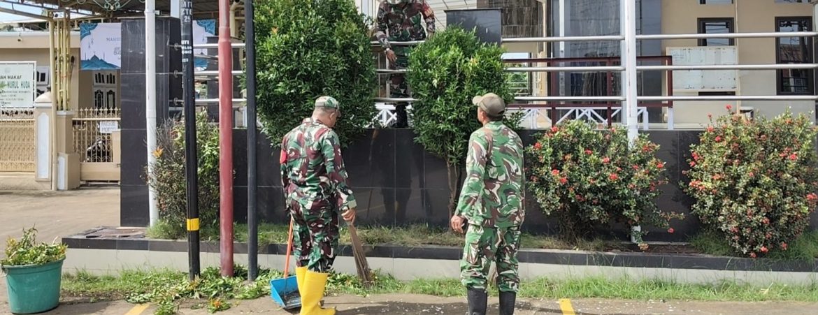 Danramil 1611/Losarang Laksanakan Pembersihan Masjid Jami Nurul Huda Desa Jangga
