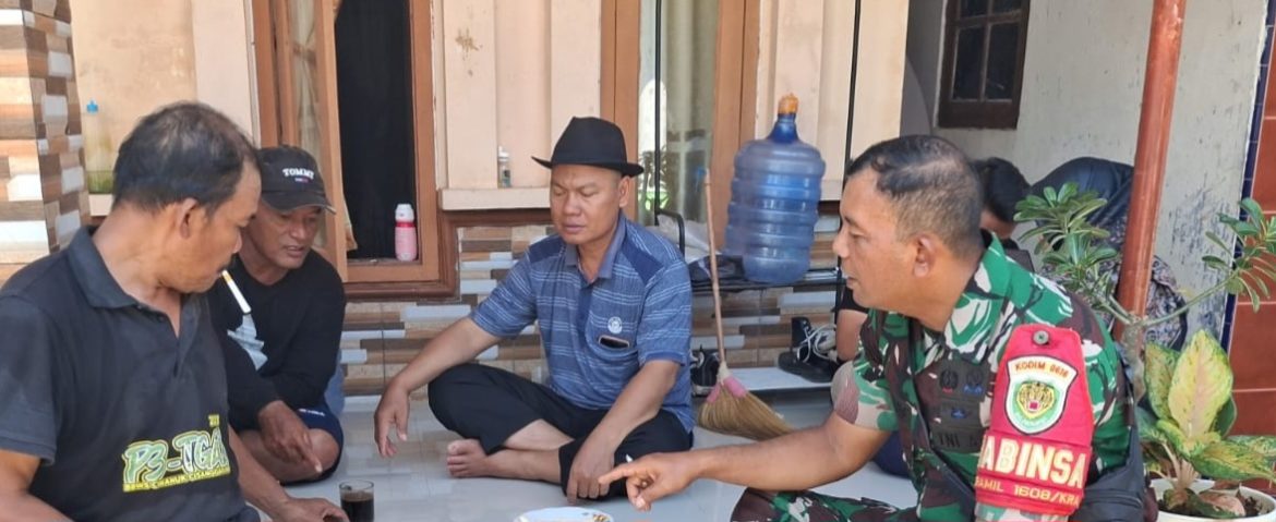 Anggota Koramil 1608/Karangampel Laksanakan Komsos Bersama Warga Desa Pringgacala