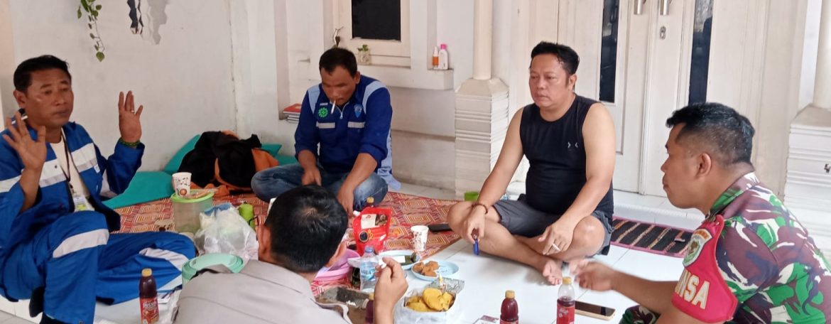 Komsos Anggota Koramil 1601/Indramayu di Wilayah Binaan Desa Balongan