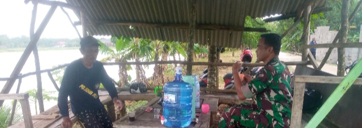 Anggota Koramil 1603/Lohbener Komsos Bersama Masyarakat Desa Tawangsari