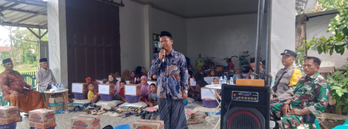 Koramil 1608/Karangampel Monitoring Pembagian Sembako dan Santunan Anak Yatim serta Jompo di Desa Kedokan Agung